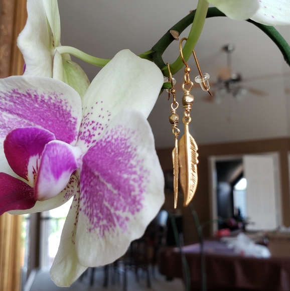 Gold feather earring on fishook - Picture 4 of 5